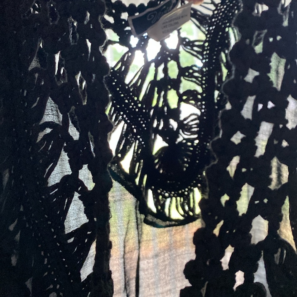Black Fringe Sleeveless v-neck Top - Picture 16 of 17